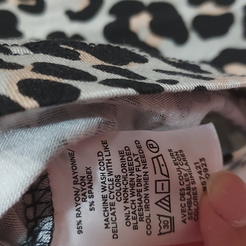 🎁 4/$20 NWT-Loft Turtle neck Leopard print top - Picture 2 of 3
